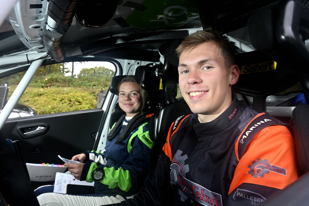 Samarbejdet mellem det unge talent Jacob Pallesen og den erfarne codriver Sarah Haulrik er i top i den lille Renault
(Foto: Michael Eisenberg)